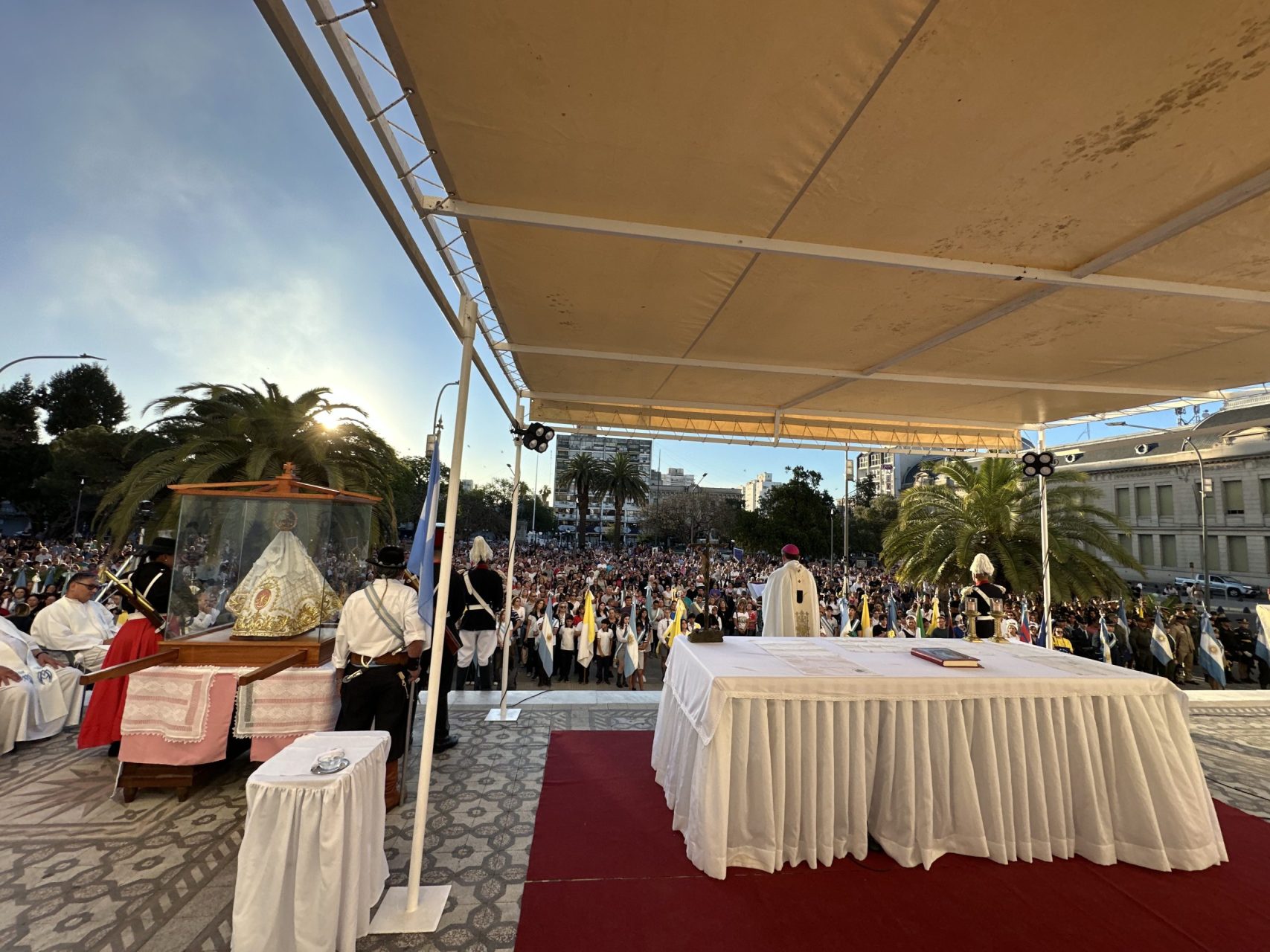 Doscientos años bajo el manto de María: la Arquidiócesis de Paraná celebró a su patrona, la Virgen del Rosario Doscientos años bajo el manto de María: la Arquidiócesis de Paraná celebró a su patrona, la Virgen del Rosario